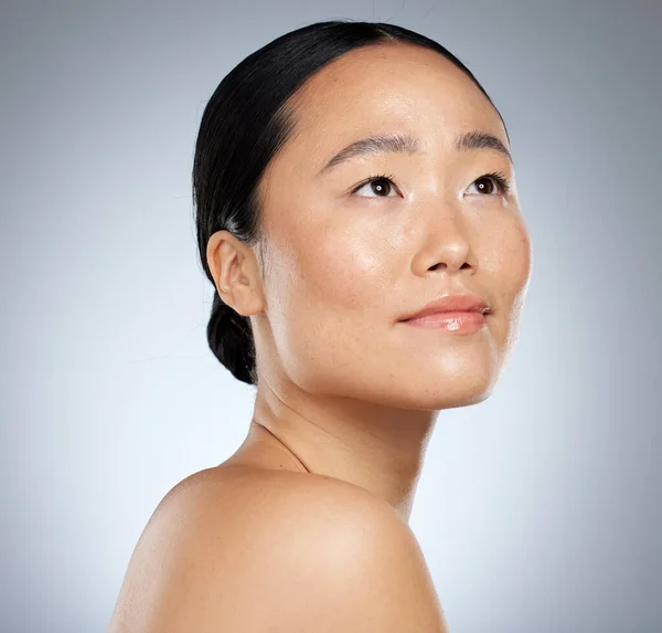 美容美发 亚洲人和女人的肌肤护理与自然的脸庞思考或凝视与美丽的光芒 在灰色工作室模型上刊登了健康皮肤与体贴模特的化妆品水合广告 — 图库照片