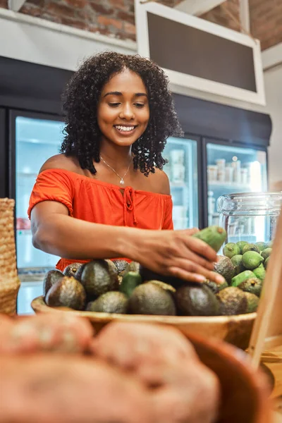 スーパーマーケットで黒人女性 食料品店やアボカド 顧客と小売 野菜新鮮な製品や店で食品を購入 アフリカ系アメリカ人と笑顔 食料品の販売と割引 — ストック写真