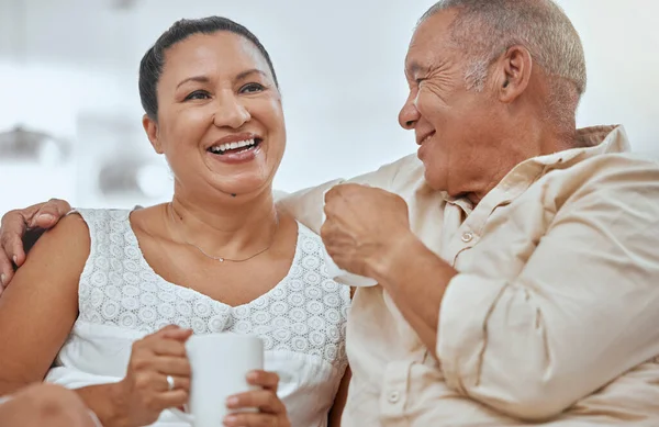 Relaks Para Starszych Kawa Salonie Szczęśliwym Uśmiechem Spokojnym Seniorów Obejmującym — Zdjęcie stockowe