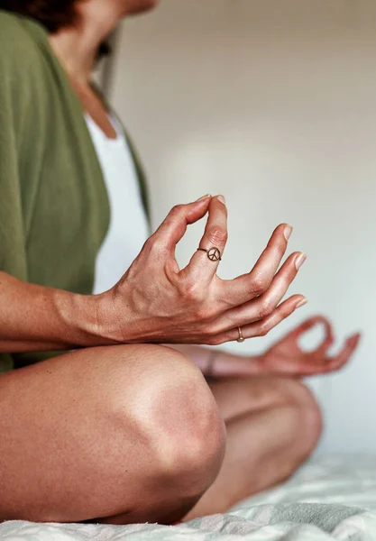 Practica Yoga Encuentra Paz Interior Una Joven Irreconocible Meditando Mientras — Foto de Stock