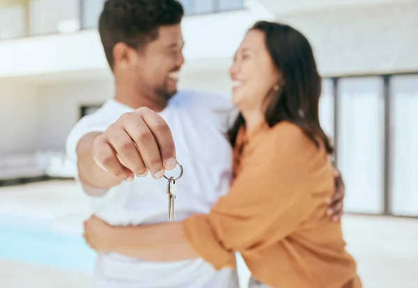 Paar Hand Und Schlüssel Für Neue Immobilien Immobilien Oder Häuser — Stockfoto
