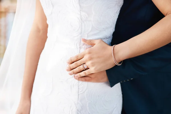 반지를 결혼식 결혼반지를 자랑하는 알아볼 수없는 — 스톡 사진