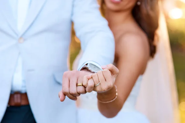 お互いに完全にコミットしていた 新婚夫婦が結婚指輪を見せびらかし — ストック写真