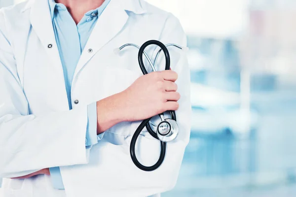 Nie Obawiaj Się Doktor Jest Nierozpoznawalny Lekarz Trzymający Stetoskop Ręku — Zdjęcie stockowe