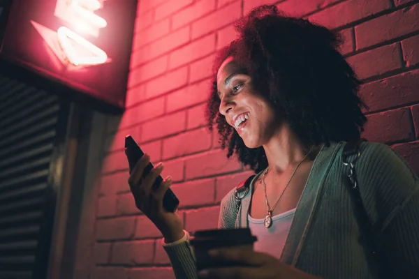 여성은 미디어 모험등을 미소를 지으며 도시에서 전화와 보낸다 스마트폰 지하철 — 스톡 사진