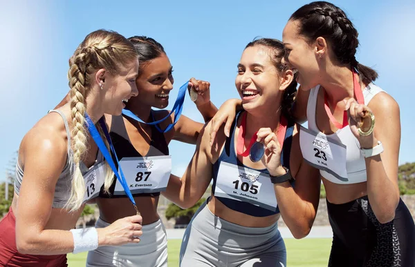 Corredor Mujeres Grupo Con Medalla Ganador Sonrisa Para Deportes Campo —  Fotos de Stock