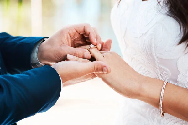 我对你的爱犹如钻石般闪耀 婚礼当天 一个难以辨认的新郎站在户外 把戒指戴在新娘的手上 — 图库照片