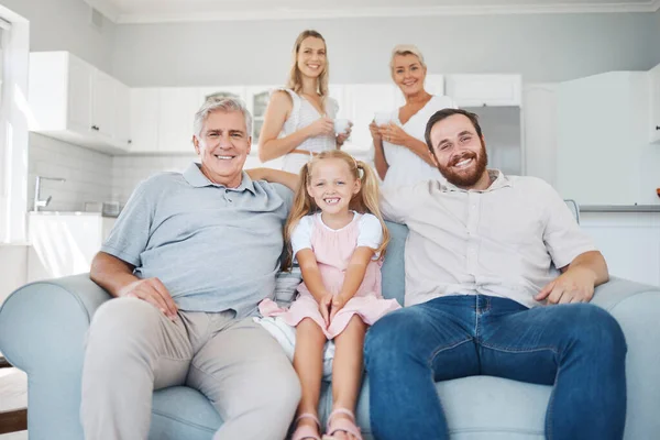 Relájese Sonría Retrato Una Gran Familia Feliz Sentada Sofá Sala — Foto de Stock