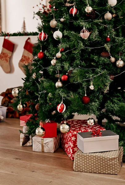 Regalos envueltos y colocados bajo el árbol de navidad para ser