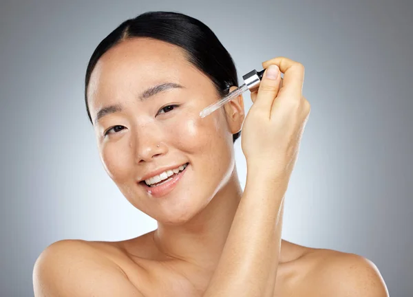 亚洲女性肌肤护理 面部血清和精油 美容美发工作室背景 日本模型人脸肖像 液体胶原蛋白皮肤科和透明质酸化妆品 — 图库照片