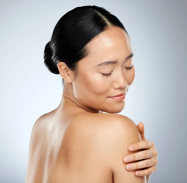 Schoonheid Huidverzorging Lichaamscrème Met Vrouw Die Haar Schouder Huid Aanraakt — Stockfoto