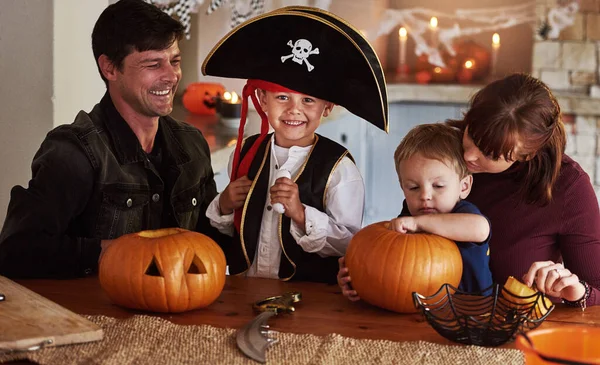 Ahoy Matey Scary时代即将到来 一个打扮成海盗和家人在家里庆祝万圣节的可爱小男孩的画像 — 图库照片