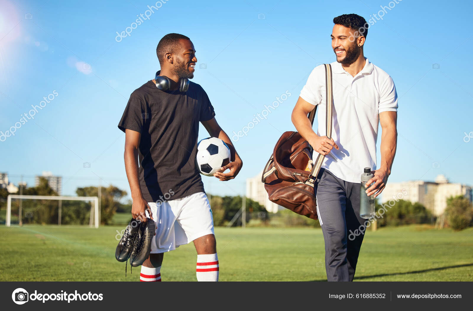 Futebol Treinamento Amigos Andando Campo Após Treino Jogo Jogo Futebol  fotos, imagens de © PeopleImages.com #616885352