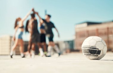 Futbol sporları, takım oluşturma ve çatıdaki arkadaşlar arasında beşlik çakma. Çeşitlilik, fitness erkekleri ve sağlıklı kadınlar kasabada yaşam tarzı sağlık eğitimini veya motivasyonu birlikte kutluyorlar..