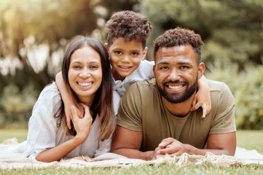 Rahatla, piknik yap ve aile portresiyle mutlu ol. Doğa, gülümseme ve yaz için birlikte. İlkbahar, anne ve babayla büyüme ve refah. Barış ve sağlık için çim tarlasında çocukla kucaklaşma..