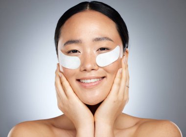 Cilt bakımı, güzellik ve kolajen göz maskesi Japonya 'lı kadınlarda serinletme ve gençlik için yaşlanma karşıtı cilt bakımı için. Lüks kaplıca yüz bakımı, gözler için doğal ürün ve Asyalı güzel bir kızın yüzünde gülümseme.