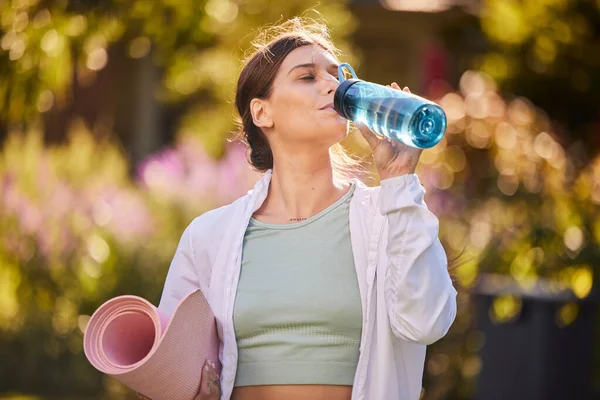 Fitness Frau Und Wasser Zur Flüssigkeitszufuhr Yoga Für Gesunde Bewegung — Stockfoto