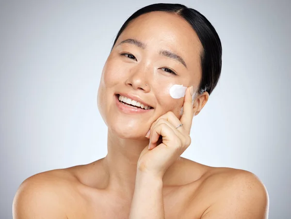 Gezicht Huidverzorging Schoonheid Met Een Model Aziatische Vrouw Die Lotion — Stockfoto
