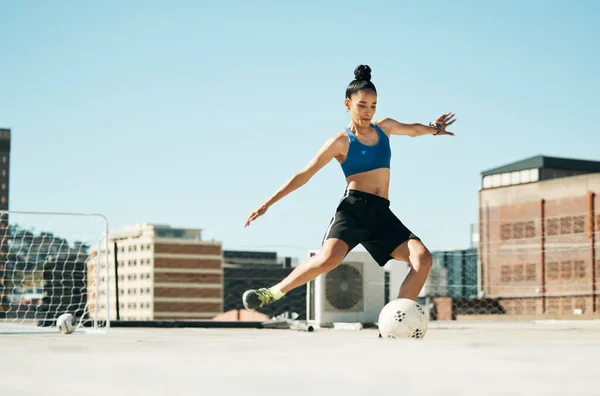 足球运动员 女子和足球运动员在葡萄牙城市的屋顶上进行健身 训练或锻炼 足球运动员 体育人士和运动员为健康或健康目标进行能量锻炼 — 图库照片