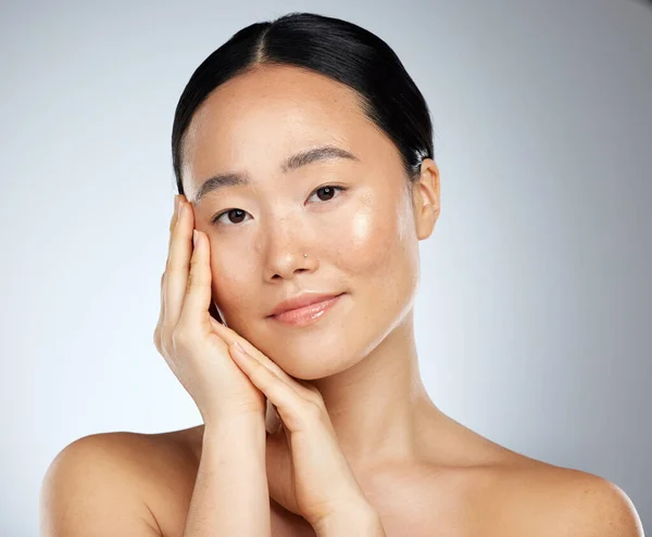 Beauty Brand Skincare Dermatology Treatment Γυναίκα Που Χρησιμοποιεί Ασιατικό Προϊόν — Φωτογραφία Αρχείου