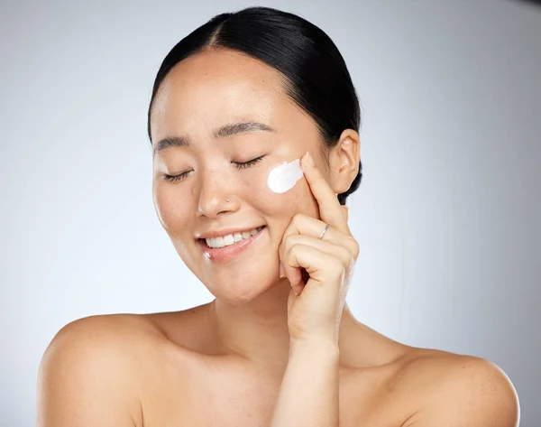 Aziatische Vrouw Crème Cosmetica Voor Huidverzorging Wellness Glimlach Met Gezondheid — Stockfoto