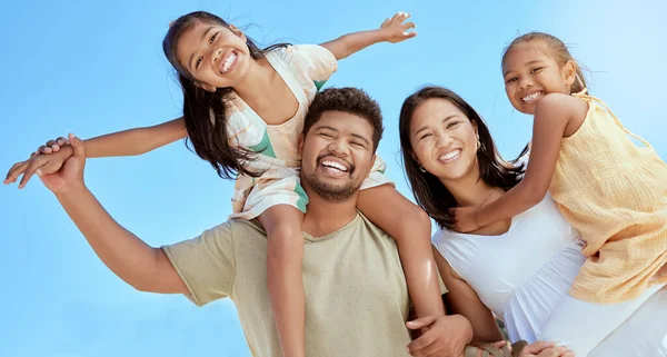 Šťastná Rodina Pár Holčičími Dětmi Modrá Obloha Letní Dovolené Asii — Stock fotografie