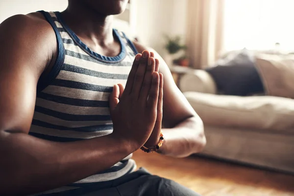 Etrafını Barışla Sarın Evde Meditasyon Yapan Tanınmayan Bir Adamın Yakından — Stok fotoğraf