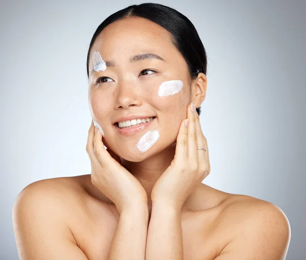 在工作室里使用防晒霜 护肤乳霜产品以达到自然保护和美容的效果 温泉广告美容美发 快乐的韩国女孩脸上带着笑容和皮肤科水疗液 — 图库照片