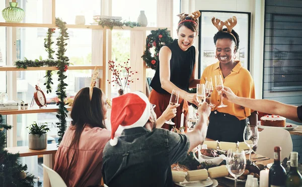 Sevdiğimiz Bayramın Şerefine Noel Birlikte Yemek Yerken Kadeh Kaldıran Bir — Stok fotoğraf