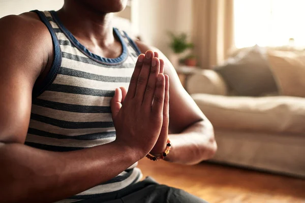 Yoga Gibi Bir Hayat Yaşa Genç Bir Adam Gündüzleri Evde — Stok fotoğraf