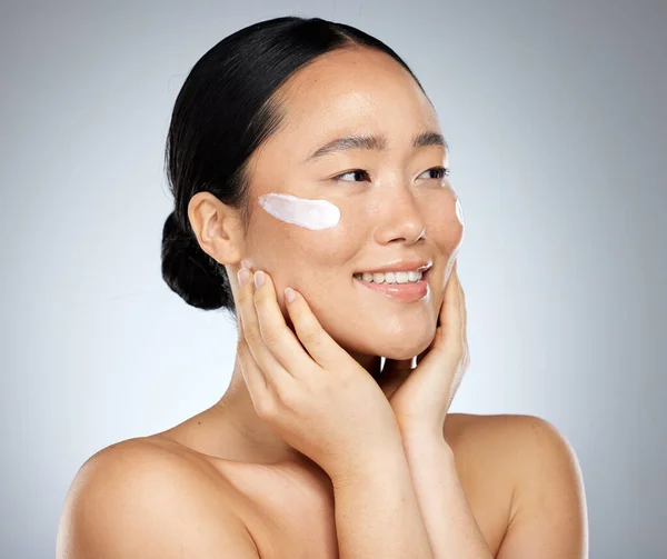 亚洲女性 护肤霜和面部化妆品 防晒霜美容产品和豪华化妆品在工作室背景良好 快乐的日本模特儿 洗面水和自然美感皮肤科 — 图库照片