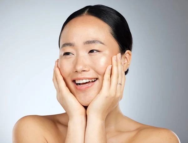 在灰色的模拟工作室背景下 对皮肤护理 美容美发和女性面带微笑 面对快乐 放松和亚洲模式的人 对面部护理 肌肤和化妆品的健康感到兴奋 — 图库照片