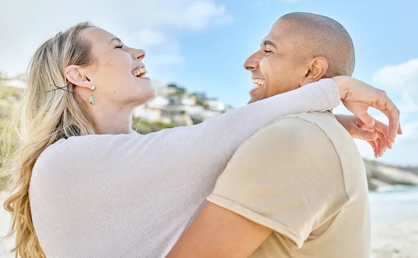 在巴西 带着快乐和欢乐的笑容的夫妻在海滩 拥抱和种族间的爱享受假期 — 图库照片