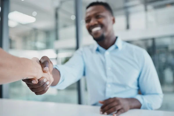 Zakenmensen Schudden Handen Met Zwarte Man Voor Deal Dank Teamwork — Stockfoto