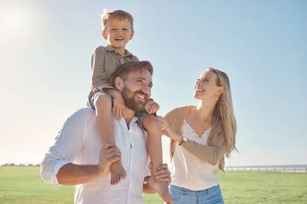 Lopen Glimlachen Kind Met Ouders Een Park Voor Vrijheid Rust — Stockfoto