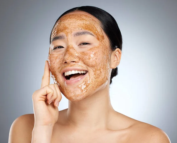 Skincare Potret Dan Wanita Dengan Topeng Wajah Kopi Untuk Kulit — Stok Foto