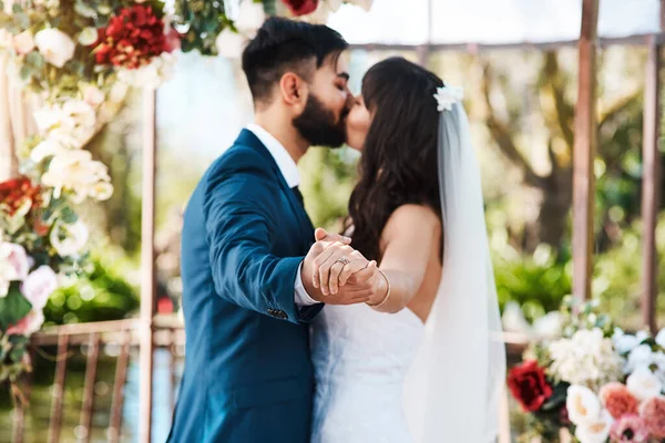 Sonsuza Kadar Birlikte Olmayı Seçtiler Tanımlanamayan Yeni Evli Bir Çift — Stok fotoğraf
