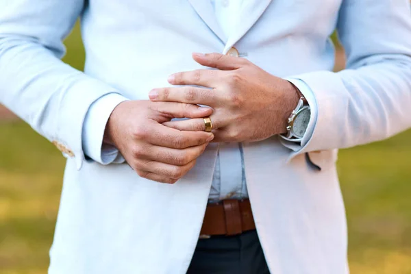남자가 수없는 결혼식 반지를 조정하는 — 스톡 사진