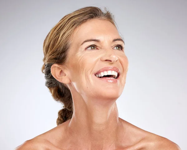 Skincare Kecantikan Dan Wajah Wanita Tua Yang Bahagia Berpikir Tentang — Stok Foto