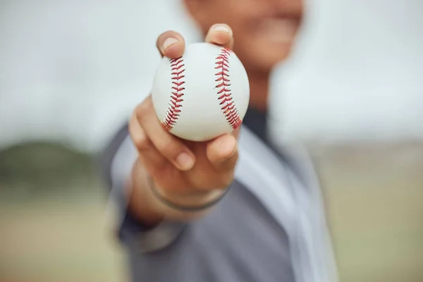 Sportowiec Baseballem Ręku Mężczyzna Trzymający Piłkę Boisku Sportowym Świeżym Powietrzu — Zdjęcie stockowe