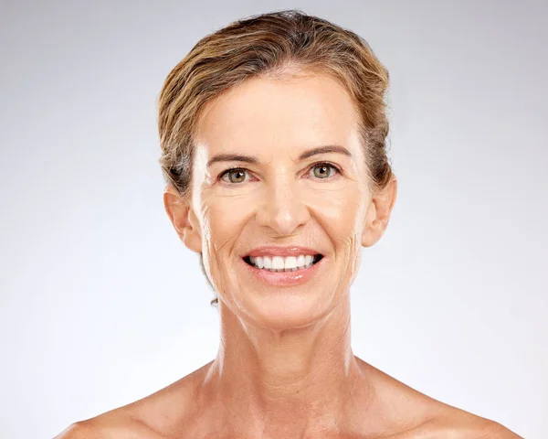 Tvář Krása Péče Pleť Seniorkou Spokojenou Dermatologickou Kožní Rutinou Pozadí — Stock fotografie