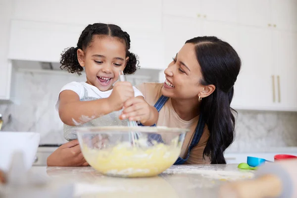母亲和女孩在厨房 做饭和烘烤学习 成长和快乐在一起的家 女儿和孩子在家里享受教育 食物和幸福的同时 玩得很开心 — 图库照片