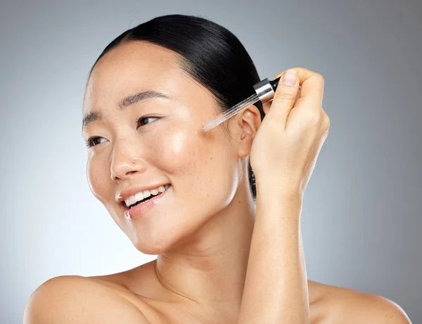 亚洲女性美容美发 面部血清及精油 皮肤科及皮肤科护理背景 快乐的日本模特儿脸 健康和液体妆容 透明质酸和化妆品 — 图库照片