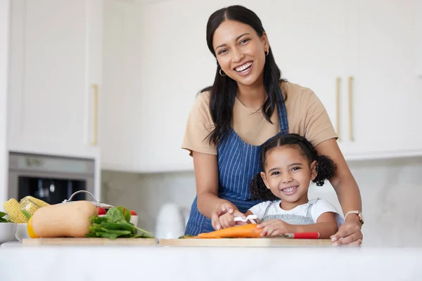 Happy Family Girl Child Learning Mother Cooking Kitchen Skills Healthy — Stock Fotó