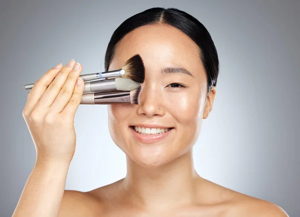 Schoonheid Make Vrouw Met Borstel Voor Cosmetica Tegen Een Grijze — Stockfoto