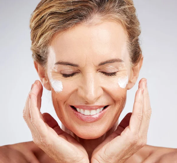 Mature Woman Face Cream Grooming Skincare Routine Studio Background Facial — Stock Photo, Image