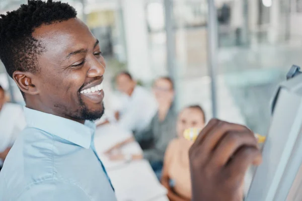 Siyahi Adamı Takım Çalışması Sunum Antrenman Için Koçluk Çeşitlilik Gülümseyerek — Stok fotoğraf