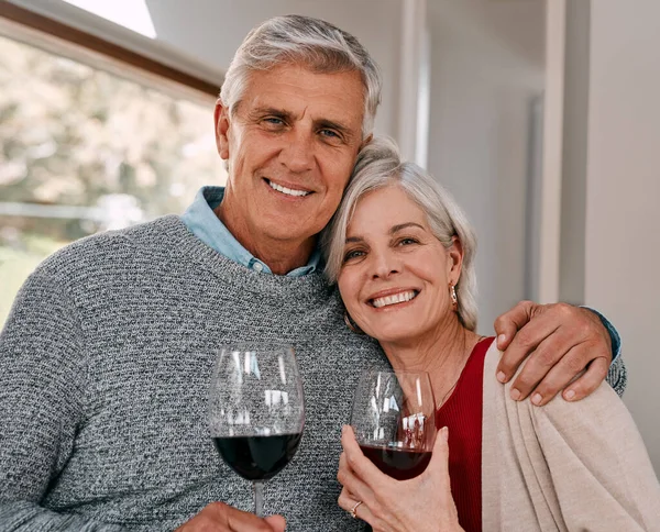 Anggur Terbaik Adalah Yang Dinikmati Bersama Sama Pasangan Bahagia Dewasa — Stok Foto