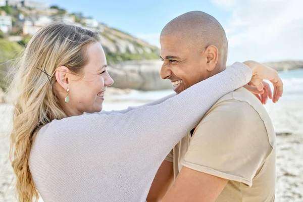 爱和拥抱在沙滩上 为浪漫的约会 结婚周年或订婚的宣告而微笑 快乐的人在大海和大海中共同表现出承诺 快乐和信任 — 图库照片