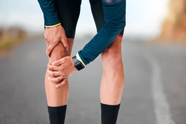 スポーツ フィットネス膝の怪我やマラソン大会のための夏のトレーニングワークアウトのための道路上の運動 走行競争におけるランナー脚の痛み 筋肉の涙と関節の腫れや筋肉疲労 — ストック写真